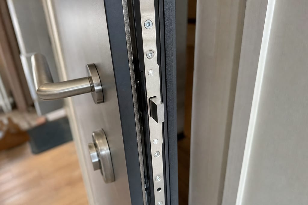 gros plan serrure multipoints neuve posée